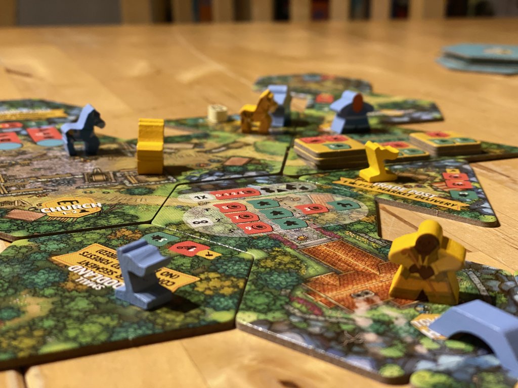 Gelbe und blaue Spielfiguren auf einem Brettspiel bei der Spielerei