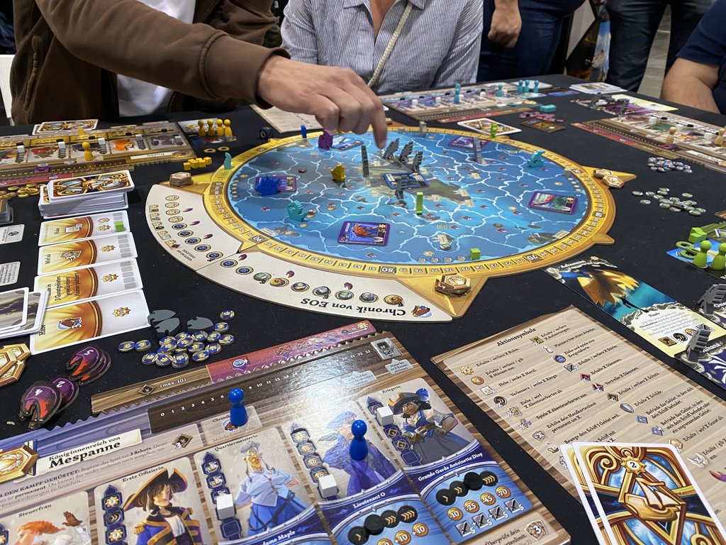 Teilnehmende spielen an einem runden Spielplan